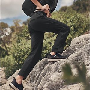 Athleta belted Trekkie pants in black